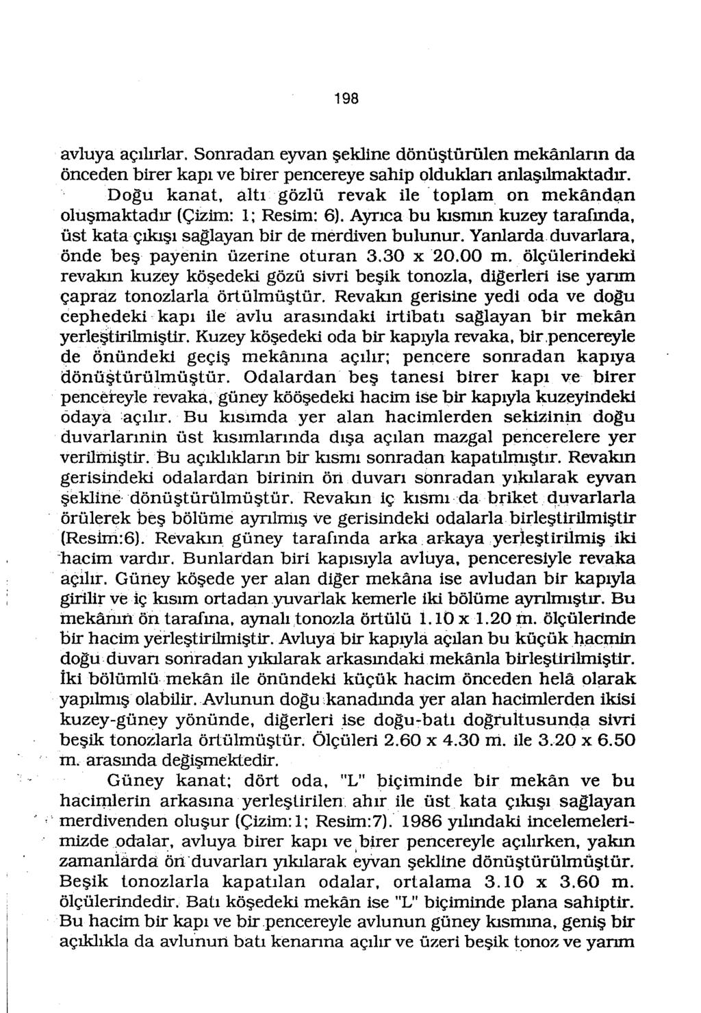 198 avluya açılırlar. Sonradaneyvan şekline dönüştüriilen rnekaniann da önceden birer kapı ve birer pencereye sahip olduklan anlaşılmaktadır.