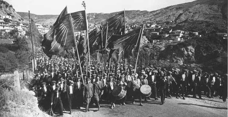 Halkevleri, 1931 deki parti kurultay n n ard ndan, CHP nin "halka gitmek" ve Cumhuriyet in getirdi i reformlar tabana yaymak amac yla 193 y l nda gerçeklefltirdi i uygulamalardan biridir.