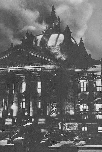 Hitler, Reichstag* feshetti ve yeniden seçime gitti. Seçim kampanyas, polisin sokaklar n hakimiyetini SA lara terketmesiyle fliddetin artt bir ortamda gerçekleflti.