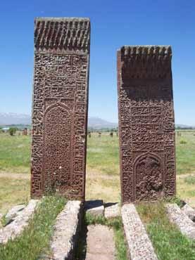 Modern bilimin dokunma yoluyla iyileştirici etkisini kabul ettiği taş, İslam Medeniyeti nde karşımıza kimi zaman estetik, kimi zaman folklorik, kimi zaman da toplumsal bir işlevle çıkmıştır.