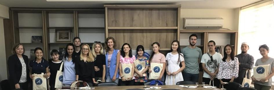 Binnur Genç İlter ile Uluslararası İlişkiler Ofisi çalışanlarının katıldığı yemekte öğrenciler Erasmus+ hareketliliklerine ve Antalya da yaşama dair görüşlerini ifade etti.