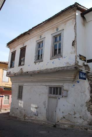 Cephe Özellikleri Yapı, Yıldırım Caddesi cephesinde (Şekil 7a) tüm kat boyunca ve Gümüş Sokak cephesinde (Şekil 7b) tek yönde düzenlenmiş üst kat çıkmaları ile her iki sokağa görsel zenginlik