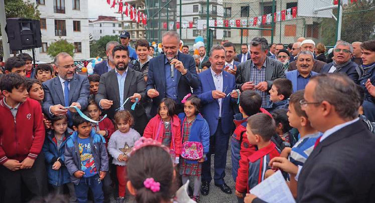 Bazı kategorilerde bu yıl değişiklikler olmuş ama biz birinciliği kimseye kaptırmadık çünkü 9 yıldır bizim yönetim anlayışımızda her vatandaş söz sahibidir, dedi.