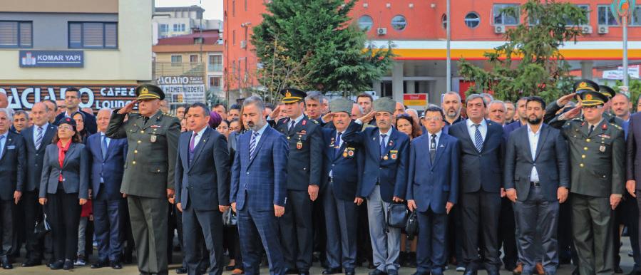 Saygı duruşu ve İstiklal Marşı nın okunması ile başlayan programda gerçekleşen protokol konuşmalarının ardından öğrencilerin ve öğretmenlerin sergilediği müzik