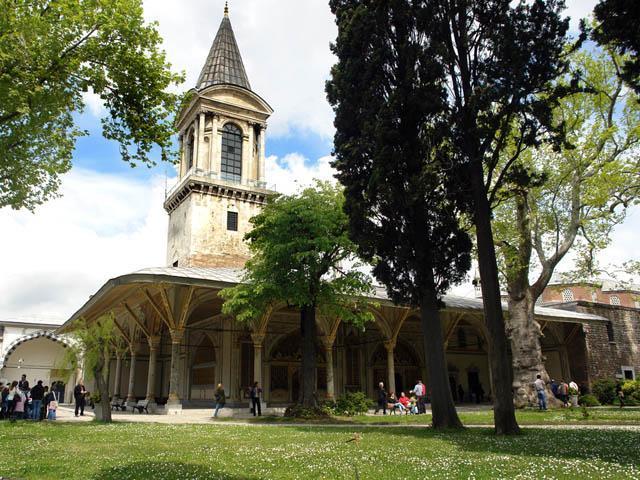 Topkapı Sarayı- II. Avlu (Divan Meydanı) Devletin yönetim merkezi ve tören alanıdır. Kanuni sultan Süleyman döneminde genişletilmiştir.