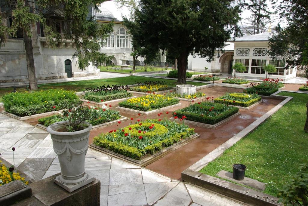 Topkapı Sarayı- IV. Avlu Bu avlu Lale Bahçesi ve Sofa-i Hümâyûn adı verilen terastan oluşmaktadır.