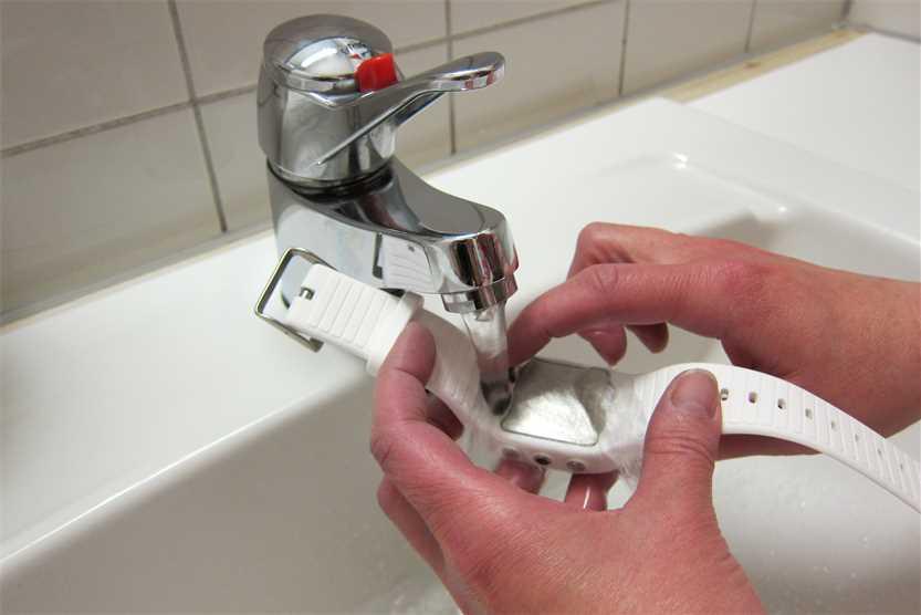 2. USB bağlantı noktasını ılık musluk suyu ile yıkayın.