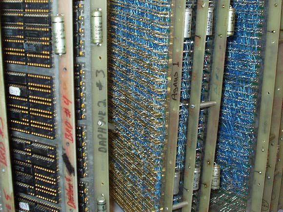 BÖLÜM 2 ALANDA PROGRAMLANABİLİR KAPI DİZİLERİ (FPGA) 1970li yıllarda entegre devreli silikon yapılı bilgisayarların tasarımı, mantıksal sistemler ile TTL mantık yongalarından oluşan PCB (printed