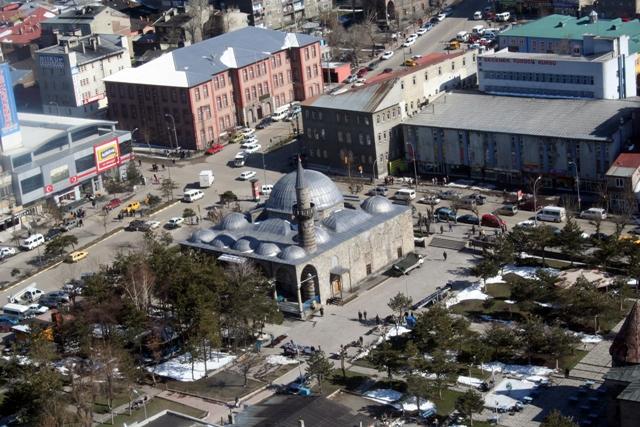 Şekil 1. Erzurum Lala Mustafa Paşa Cami ve Vaziyet Planı Yapı Erzurum da inşa edilmiş ilk Osmanlı eseridir ve günümüzde Vakıflar Erzurum Bölge Müdürlüğü nün sorumluluğundadır. 16.