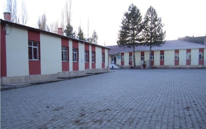 c- Okul Bahçesi: Okulumuzun bahçesi 1500 m2 dir. Tamamı parke taşlarla döşelidir. Bahçe içerisinde ilkokul ve ortaokul binası yer almaktadır.