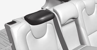 DİKKAT Arka koltuk arkalıklarının tamamen öne doğru katlanabilmesi için ön koltukların ileri doğru itilmesi ve/veya koltuk arkalıklarının yukarı doğru kaldırılması gerekebilir.