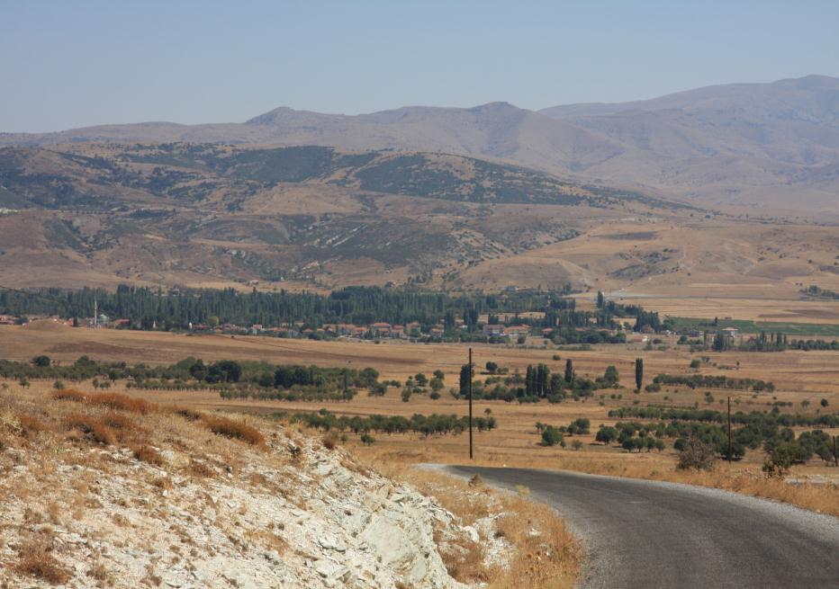 Effects on Natural Environment at Rural Settlements in Sandıklı District yerleşmelerinde dairesel bir doku özelliği gözlenirken, Antalya karayolu üzerinde yer alan köy yerleşmelerinde, karayoluna