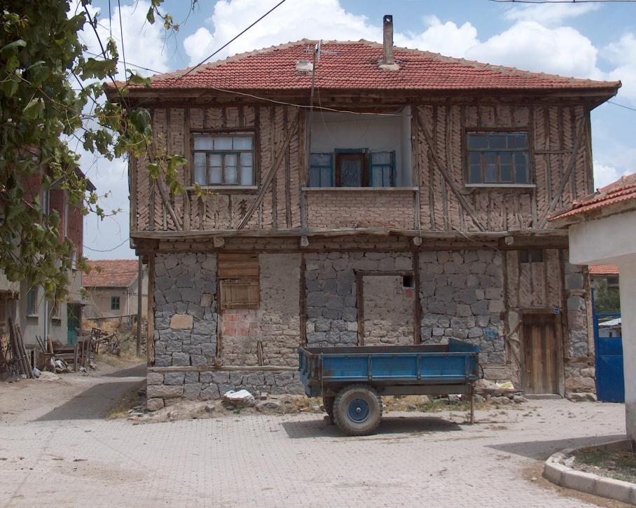 Sandıklı İlçesinde Doğal Yapının Kır Yerleşmeleri Üzerindeki Etkileri Foto: 4.Sandıklı Ovasında taş, toprak ve ahşap malzemeler kullanılarak inşa edilmiş geleneksel bir kır meskeni (Yolkonak) 3.2.