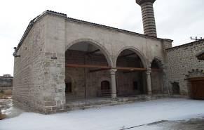 Sultan Murat Topçu Köse Mustafa Paşa nın Divriği deki Hayratı The Charity of Köse Mustafa Pasha in Divriği Caminin kuzeybatısında yer alan minare sekizgen bir kaide üzerinde yükselmektedir.