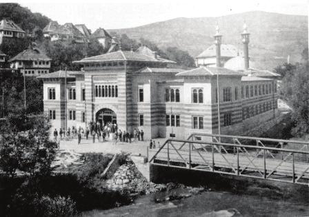 182 Medrese ve İlahiyat Kavşağında İSLÂMÎ İLİMLER 1705 te inşa edilmiş Medrese binası tren yolu yapılabilmesi için Auturya-Macaristan Krallığı döneminde 1892 de yıkılmıştır.