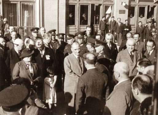 17.TEŞRİF 9/6/1936 18.TEŞRİF 6/1/1937 19.TEŞRİF 9/1/1937 1.Tayyare Alayını ve Okulunu yerinde görmek ve denetlemek üzere Atatürk 9 Haziran 1936'da İstanbul'dan Eskişehir'e hareket etti.