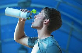 Kuvvet/güç sporcuları (boks, güreş, halter ve judo gibi), sıklet sporları olmaları nedeniyle, günlük sıvı tüketimlerini kısıtlayarak ve dehidrasyon yolu ile ağırlık kontrolü sağlamaya çalışmaktadır.