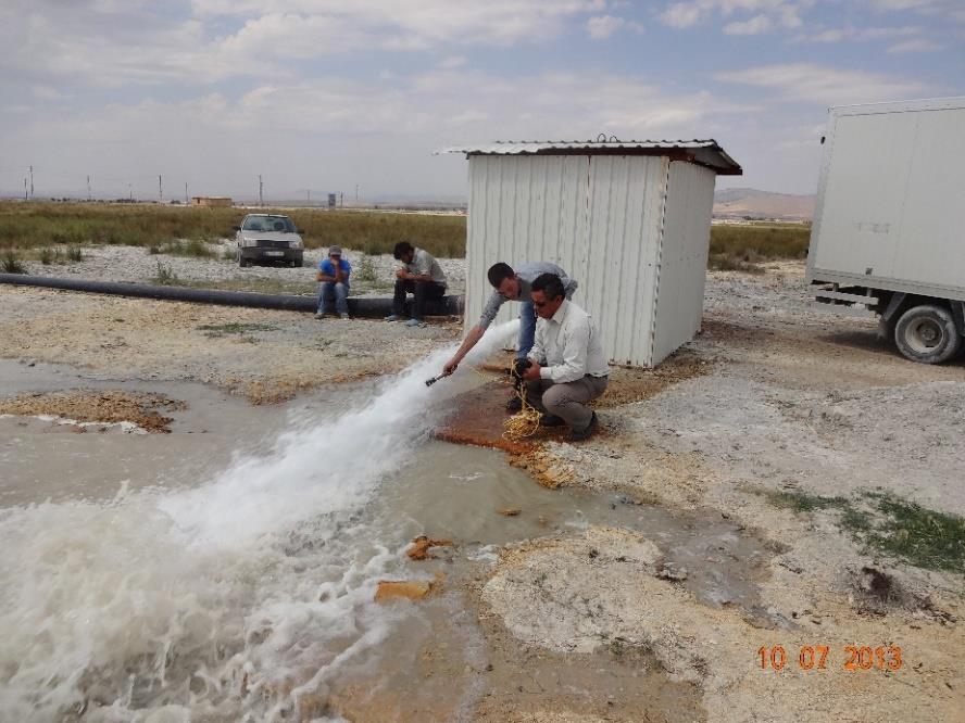 ile iletkenlik ve ph elektrotları kullanılarak yapılmıştır (Şekil 1.2). Ölçümlerden önce, cihaz EC ve ph standart çözeltileriyle kalibre edilmiştir. Şekil 2.