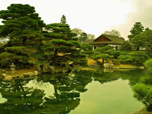 Japon bahçeleri ya dini yapıların ya da sarayların bahçeleriydi.