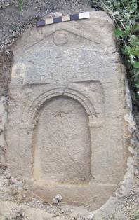 7. Trophime nin Mezarı Nikaia dan Yeni Yazıtlar VIII 367 Kireçtaşından, günümüze sağlam bir şekilde ulaşmış bir mezar steli.