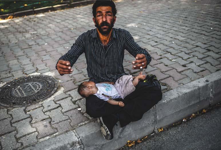 Fotoğraf 1. İstanbul da kucağında bebeğiyle dilenen bir Suriyeli mülteci, 19 Haziran 2014/Bülent Kılıç diyerek kamp dışındaki bu insanların karşılaştıkları güçlüklere dikkat çekmişti.
