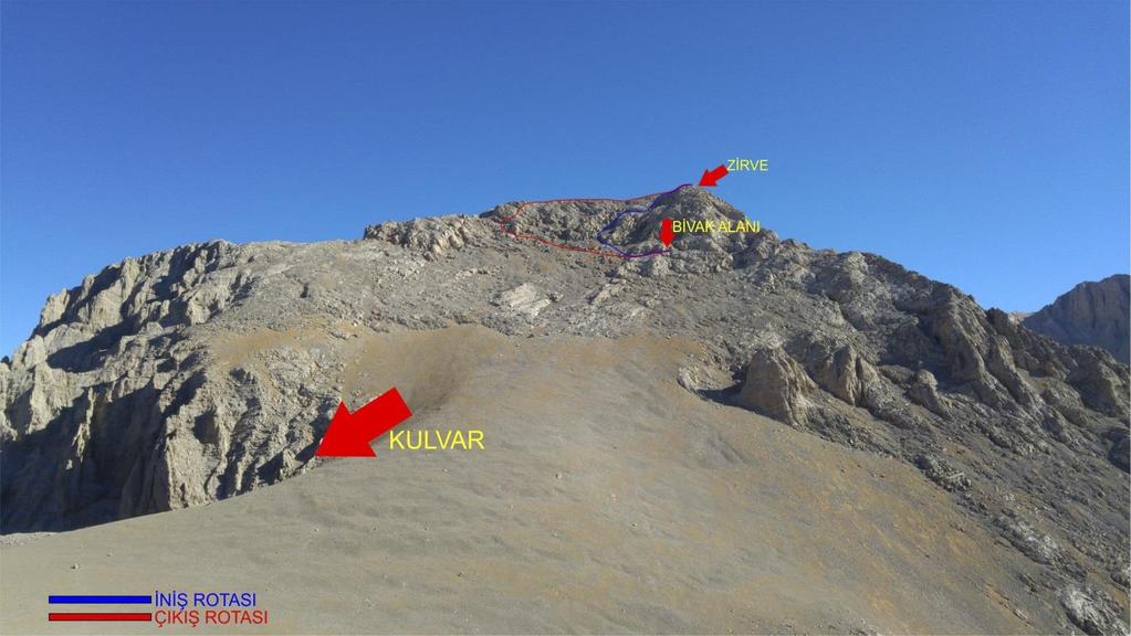 Sinan, alçak kaya bloklarının birini gözüne kestirerek burası olur dediğinde 3400m. Ye ulaşmıştık. Fenerlerimizi çıkartmadan 10 dk. daha gün ışığından faydalandık.