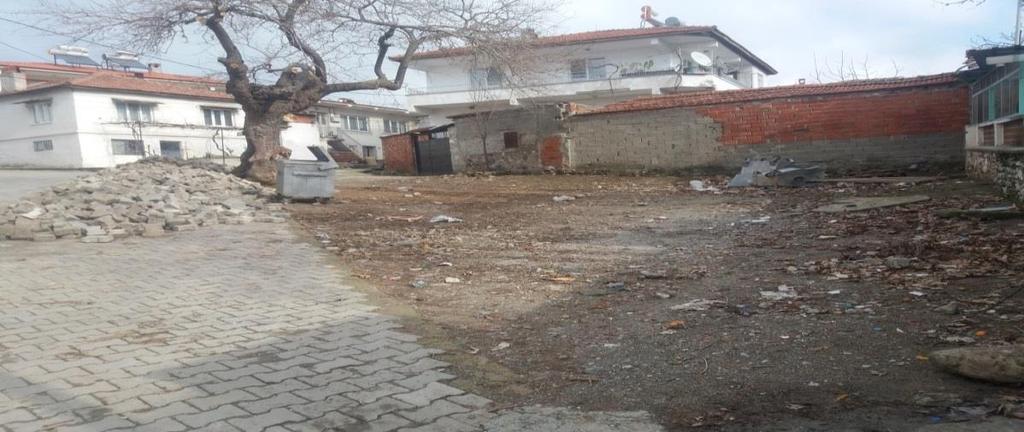 Yoldan sökülen kilit parke taşları Temaşalık mahallesi Huzurevi- 392 kapı no arası yukarı cami