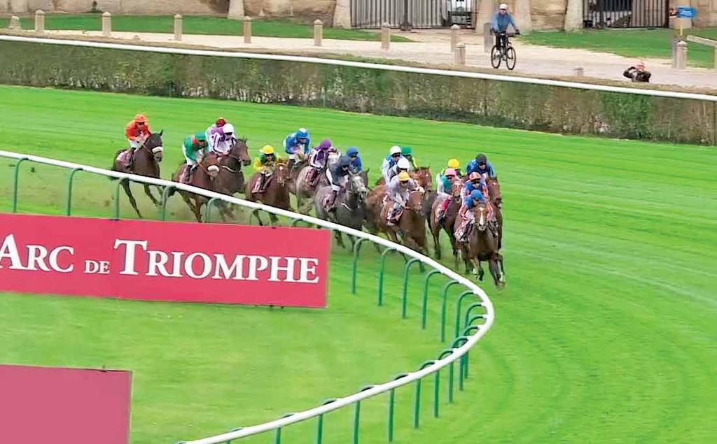 Longchamp ın tadilatta olması sebebiyle geçen sene olduğu gibi bu yıl da Chantilly de gerçekleşen L Arc ı seyredebilmek için birbirinden şık hanımlar ve beyler yarış sahasını doldurmuşlardı.