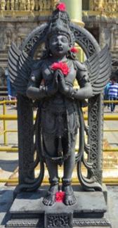 Bu heykelleri, Vişnu ve Şiva yı ellerinde taşıdığı sembollerden ayırt etmek mümkündür. Resim 3. Trimurti, Halebidu Tapınağı M.