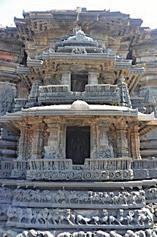 1067 Resim 7. Vişnu Heykeli, Chennakeshava Tapınağı, M.S. 1108-1152 Karnataka Tapınaklarda şematik olarak, Vişnu nun ayak izleri de çizilip ona da çiçekler ve hediyeler sunulmaktadır (Resim 8).