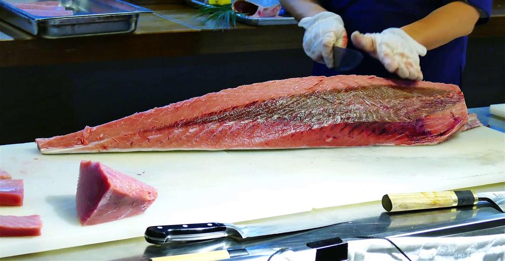 Balık eti pişirme Balık eti uygulanacak pişirme yöntemine göre fileto veya dilimler halinde kesilebilir veya bütün olarak pişirilebilir.