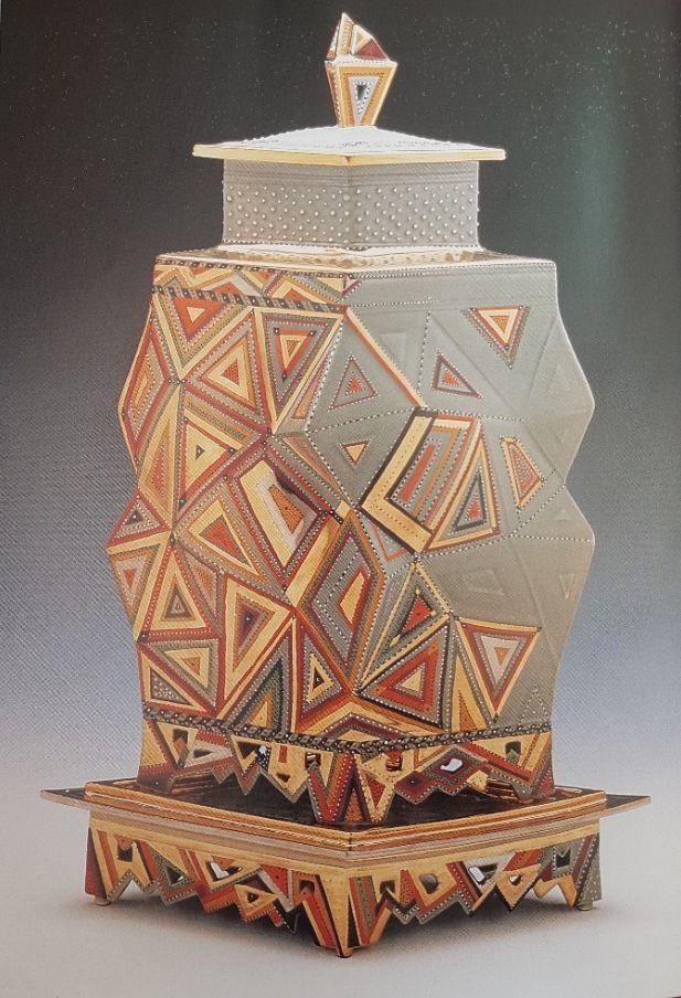 Görsel 20: Ralph Bacerra, porselen, 1330 o C (Ostermann, The Ceramic Surface, s.150) 4.