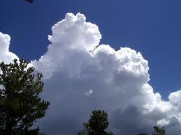 4. a) Kümülüs bulutları Doğrudan ışık alan yerleri, parlak beyaz, diğer kısımları gri veya siyahtır.