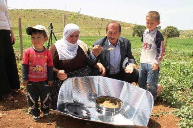 güneş ışınları kabın üzerinde toplanarak yemek pişirilir.