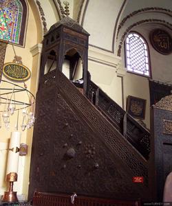 18 Şekil: 3 -Bursa ulu camii minberi 3.1.1.3.Ağaç Oymacılığı Ağaç oymacılığı, ağaç üzerine çizilen bir şekli, özel olarak hazırlanmış olan kesici aletlerle lüzumsuz yerlerini çıkarttıktan sonra şekillendirme sanatıdır.