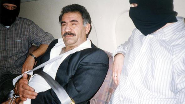 Abdullah Öcalan'ın nasıl yakalandığını anlattı! '60 saniye içinde...' Terör örgütü PKK'nın elebaşı Abdullah Öcalan'ın Kenya'da yakalanıp Türkiye'ye getirilmesinin üzerinden 19 yıl geçti.