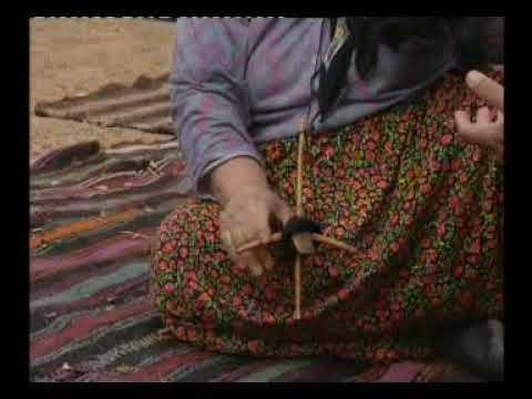 döndürülerek aşağı alınır. Alt ve üst merdane, varan gelen, gücü demiri, yan destekler, gerginlik ayar mekanizması gibi parçalardan oluşan bir tezgâhtır.