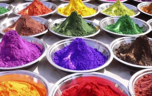 bakır sülfat, alüminyum sülfat, çeşitli metal oksitleri gibi maddelerdir. Bu maddeler aynı zamanda boyanın renk tonlarına da etki eder. Her boya bitkisi mordanlama gerektirmez.