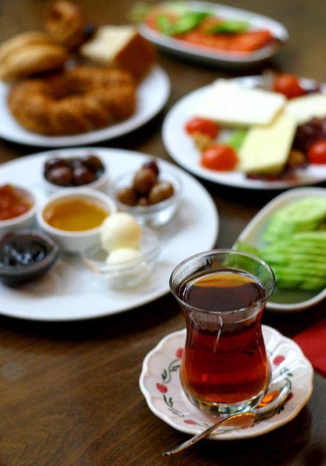 136 Etkinlik 15 (5 dakika) Güne başlarken: Geleneksel Türk kahvaltısı ile kendi ülkenizdeki kahvaltı alışkanlıklarını karşılaştıran bir tartışma yapınız. Etkinlik 16 (5-10 dakika) Akbank.