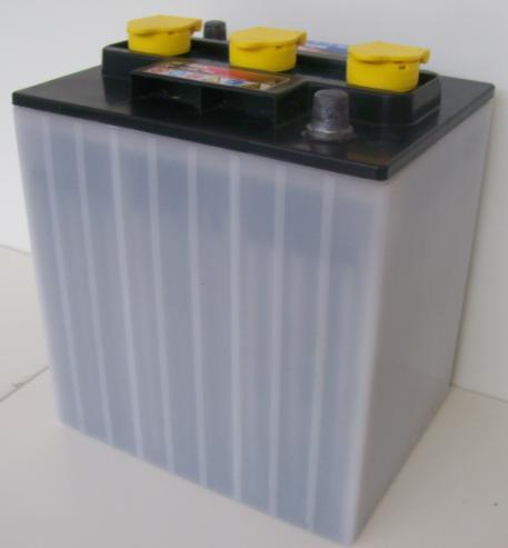 Panellerde üretilen elektriğin gerilimi şarj kontrol cihazları ile akü şarj voltajına getirip şarj ihtiyacına göre şarj edilir ya da güç kesilir. Resim 4.2.