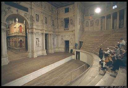 28 Şekil- Teatro Olimpico Sahne ve Seyirci İlişkisi Şekil- Teatro Olimpico 1660 1700 YILLARI ARASI SAHNE UYGULAMALARI Paris in halk tiyatroları,1640 lardan moliere nin ölümünün sonrasına