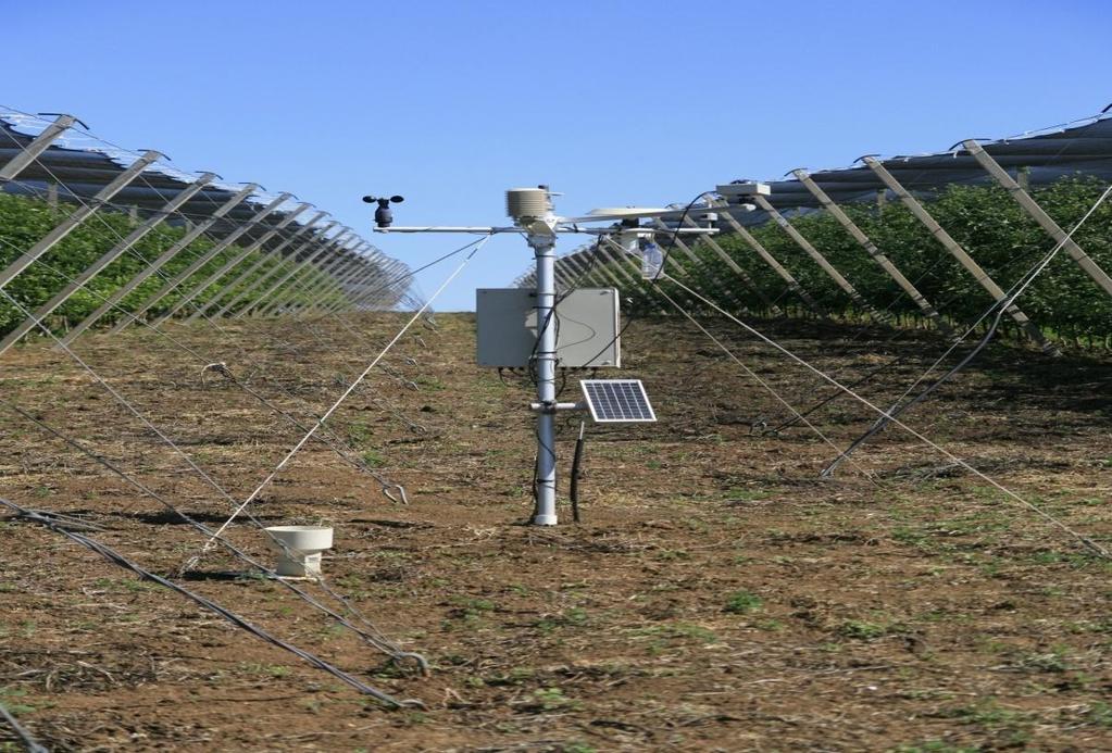 Şekil 3.1. Deneme alanında yer alan meteoroloji istasyonu 3.1.3. Toprak özellikleri ve topoğrafya Araştırmanın yürütüldüğü alan genel olarak tınlı ve killi bünyeye sahip, organik madde içeriği orta düzeyde, potasyumca zengin topraklardan oluşmaktadır.