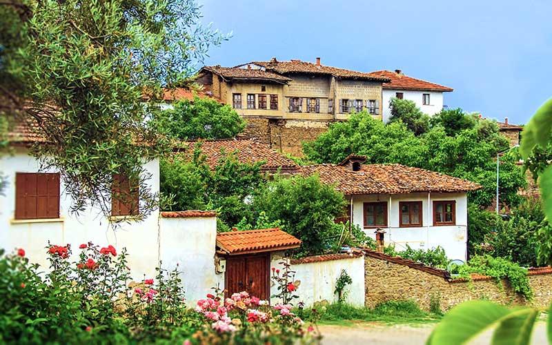 basıldığı yer olarak bilinen önemli ören yerlerimizden biridir. "Karun kadar zengin" deyiminde adı geçen Karun (Croesos) Lidya devletinin son Kralı olarak burada yaşamıştır.