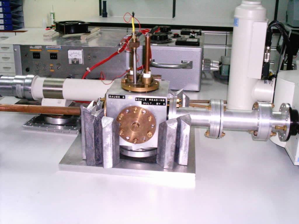 134 Jobin Yvon TRIAX 552 spektrometre, örnek odası, vakum sistemi ve X-ışını ünitesinin birleştirilmesi ile kurulan RL sisteminin genel bir görüntüsü şekil 7.10 da görülmektedir.