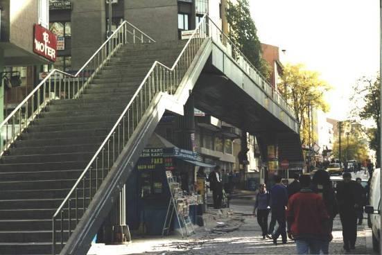 Meşrutiyet Caddesi- Kızılay Yayalar taşıt trafiğini kesintiye uğratmamaları için, yaya üst ve alt geçitlerini kullanmaya zorlanır.