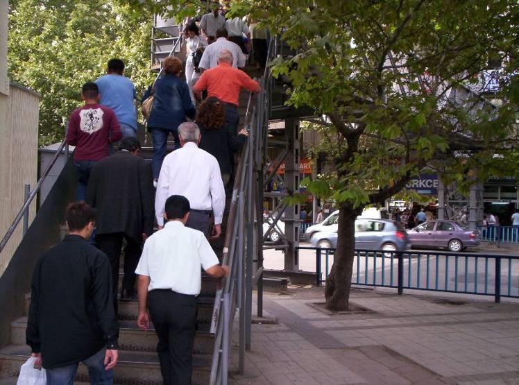 YAYA HAKLARI BİLDİRGESİ: Sıhhiye Zemin katı yayalarındır.