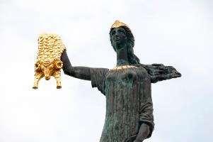 Önce çok yüksek bir sütunun üstünde elinde Altın Post u tutan Medea nın heykelinin olduğu Avrupa