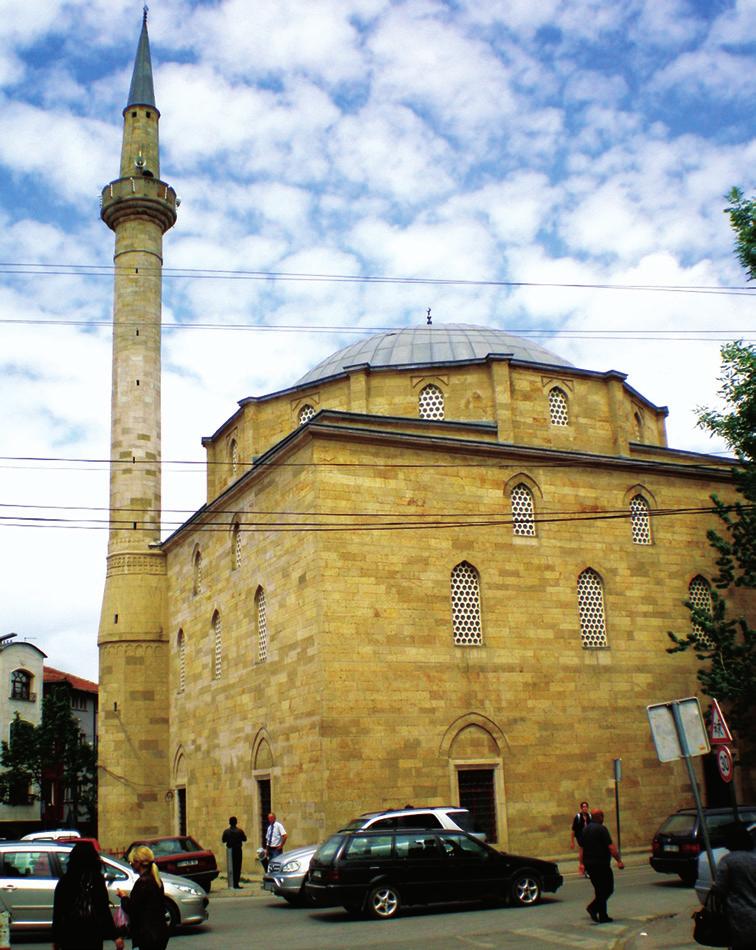 Bölgede camiye, Cami-i Kebir (Büyük Camii) veya Sultan Camii ismi de verilmektedir (Fotoğraf 1, 2). Cami, mimari özellikleri açısından Erken Osmanlı ve Beylikler Dönemi özelliklerini yansıtmaktadır.