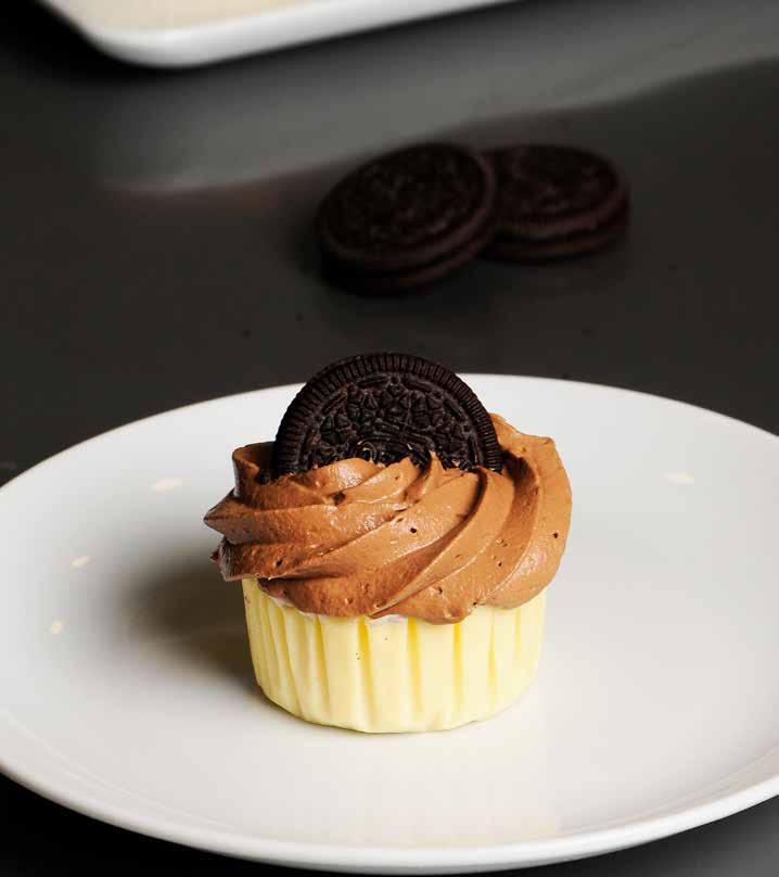 Mini Oreo Cheesecake Mini Oreo Cheesecake Fırınlanmış cheesecake üzerinde bitter çikolata muss ve oreo bisküvisi.