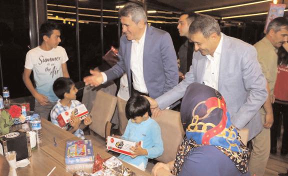 Burdur Valisi Hasan Şıldak, Koruyucu ailelere, engelli ve ailesi olmayan çocukların bakımını üstlenip onlara aile ortamı sağladıkları için çok büyük sorumluluk aldıklarını belirtip teşekkür etti.